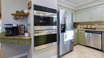 Køleskab, mikrobølgeovn, ovn, kogeplade