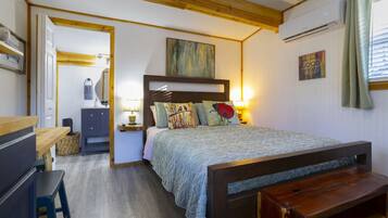 Escritorio, tabla de planchar con plancha, cuna de viaje y wifi