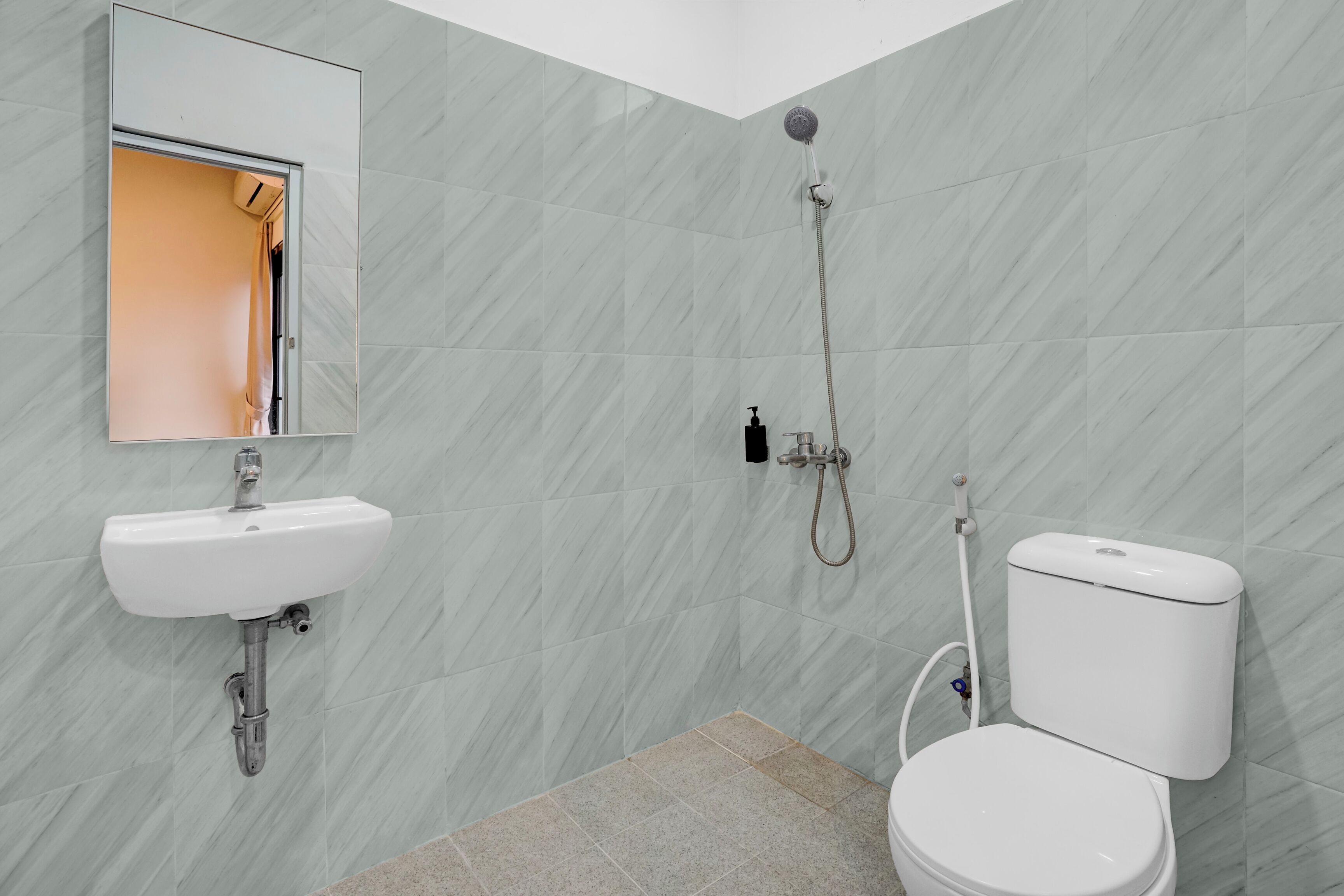 Un baño con lavabo, inodoro y ducha.