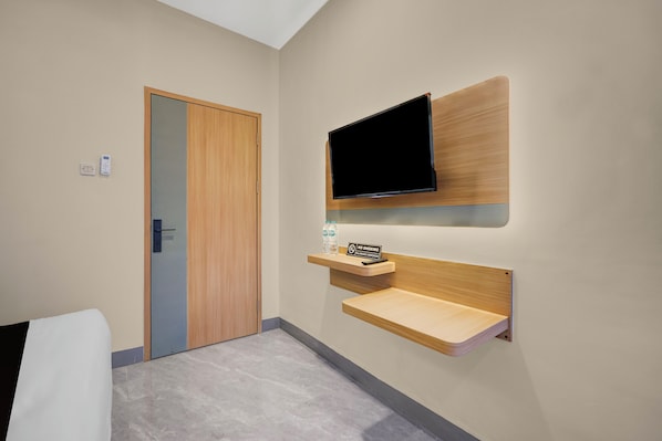 Standard Double Room | Free WiFi, bed sheets - Hotel O Ciapus Bogor (Bogor)