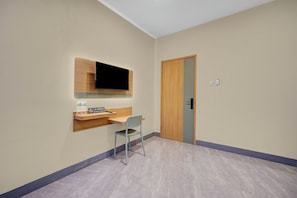 Standard Double Room | Free WiFi, bed sheets - Hotel O Ciapus Bogor (Bogor)