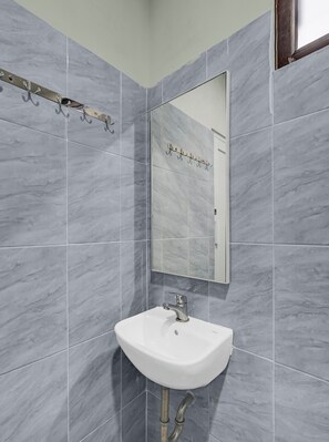 Habitación estándar doble | Baño | Bidé, toallas, jabón y champú