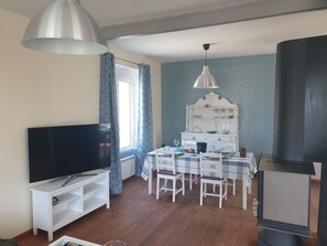 Dining - LA MAISON D'ADONIS in Telgruc for 4 people with Jacuzzi (Telgruc-sur-Mer)