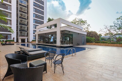 Cozy 2BR Apartment•w/Pool, Gym&Balcony•Family Friendly