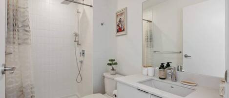 Doccia, asciugacapelli, shampoo