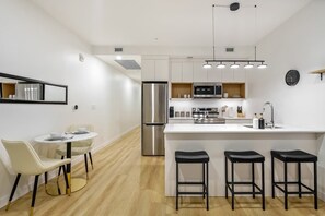 Fridge, microwave, oven, stovetop - Gym, Pool Table, Downtown, Cultural Hot Spot (Calgary)