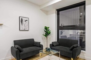 TV, fireplace, video games, offices - Gym, Pool Table, Downtown, Cultural Hot Spot (Calgary)