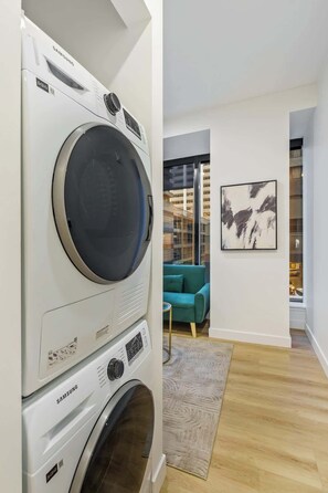 Interior - Sauna & City Views, AC, Steps to Dining, Nightlife (Calgary)