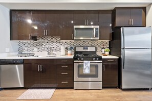 Jääkaappi, mikroaaltouuni, uuni, liesi