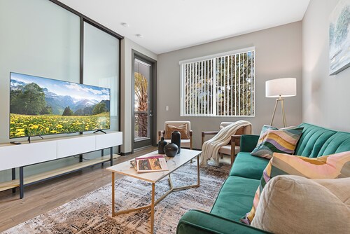 Modern 2BR/2BA in Irvine Pool & Gym