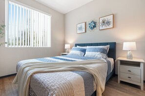 2 makuuhuonetta, työpöytä, silitysrauta/-lauta, ilmainen Wi-Fi