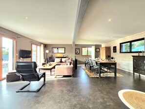 TV, books - Terémer, spacious family home near Vannes (Saint-Nolff)