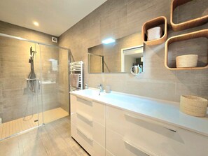 Shower, hair dryer, towels - Terémer, spacious family home near Vannes (Saint-Nolff)
