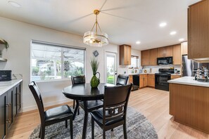 Fridge, microwave, stovetop, dishwasher - Shop, Swim & Explore: Updated Phoenix Home! (Phoenix)