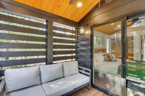 Internet, bed sheets - Fire Pit, Deck! Modern Tiny Home in Piney Woods (Linden)