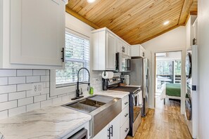 Fridge, microwave, stovetop, dishwasher - Fire Pit, Deck! Modern Tiny Home in Piney Woods (Linden)