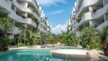 3 kolam renang outdoor