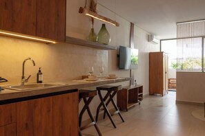 Refrigerador, microondas, tetera/pava eléctrica, utensilios de cocina