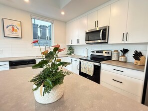 Microwave, oven, stovetop, dishwasher - Prestigious McKinley Beach – Walk to Azhadi Winery & Private Beach Access (Kelowna)