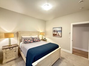 2 bedrooms, iron/ironing board, Internet, bed sheets - Prestigious McKinley Beach – Walk to Azhadi Winery & Private Beach Access (Kelowna)