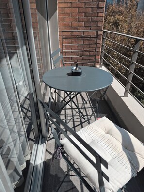 Outdoor dining - MUT/MALL/ METRO Pedro de Valdivia. It has everything you need for a comfortable stay. (Providencia)