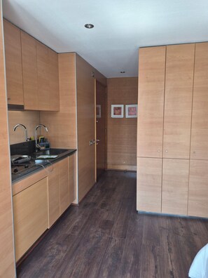 Private kitchen - MUT/MALL/ METRO Pedro de Valdivia. It has everything you need for a comfortable stay. (Providencia)