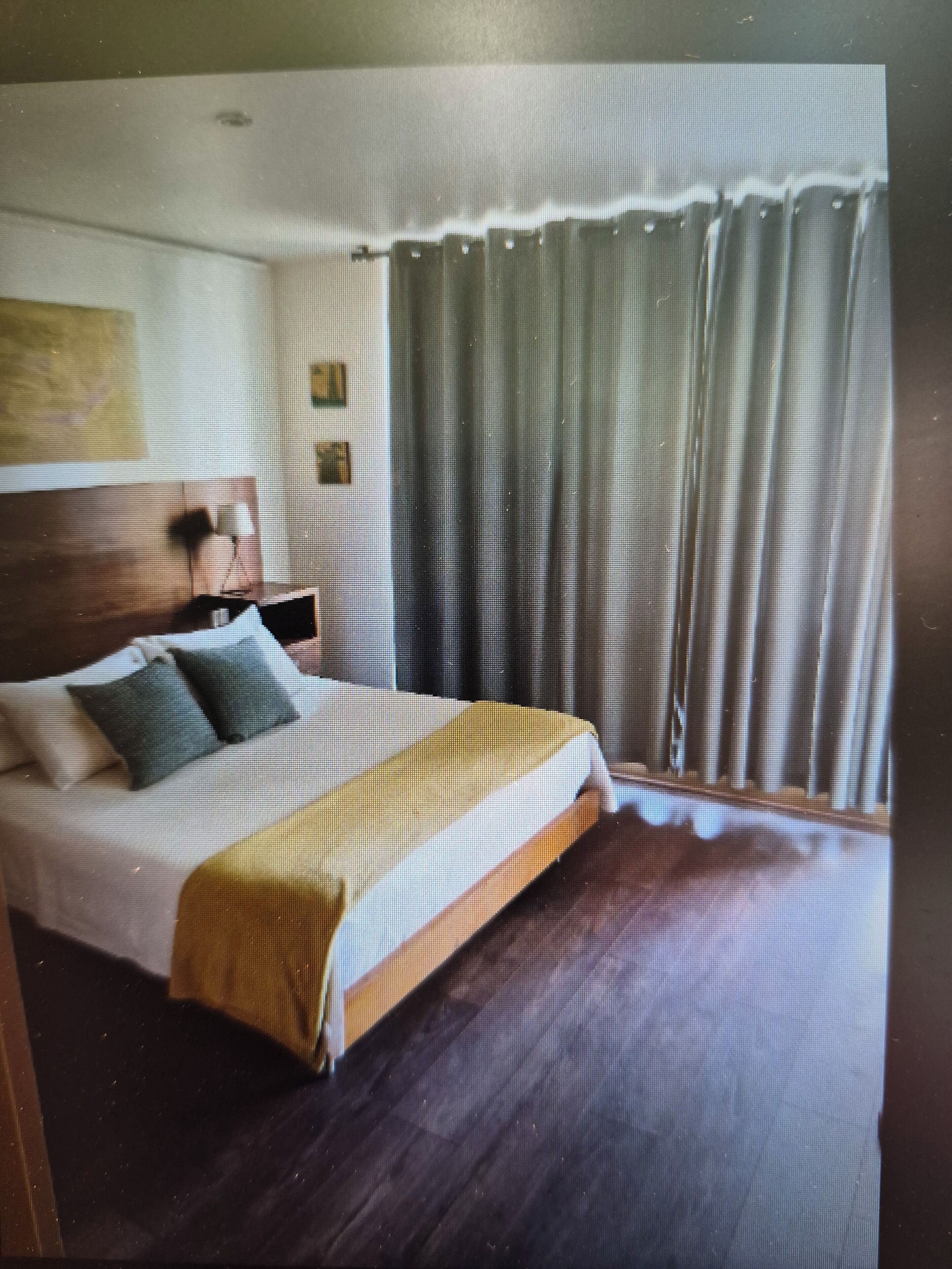 Tabla de planchar con plancha, wifi y ropa de cama 