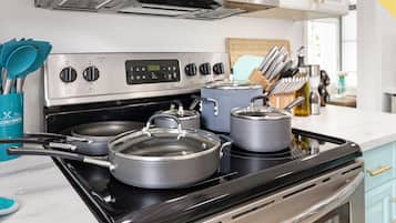 Mikrobølgeovn, ovn, kokeplater og oppvaskmaskin