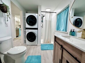 Shower, jetted tub, hair dryer, towels - Private Pool, Bar, Putt Green, Jet Tub, King Bed, quiet town 5min drive to beach (Pompano Beach)