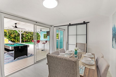 Outdoor dining. Private Pool, Bar, Putt Green, Jet Tub, King Bed, quiet town 5min drive to beach