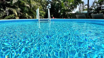 Una piscina al aire libre, una piscina climatizada
