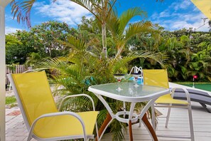 Outdoor dining - Private Pool, Bar, Putt Green, Jet Tub, King Bed, quiet town 5min drive to beach (Pompano Beach)