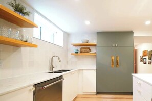 Réfrigérateur, four à micro-ondes, un four, surface de cuisson