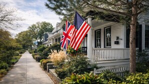 A row of houses with flags, a sidewalk, and greenery. - Historic Gem King Ste Walk to Downtown Riverwalk & Wedding Venues (Wilmington)
