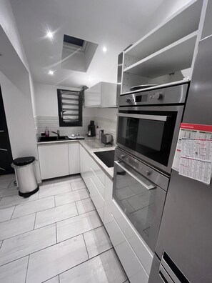 Fridge, microwave, oven, stovetop - House with private pool - garden, parking, 2 bedrooms (Chasse-sur-Rhône)