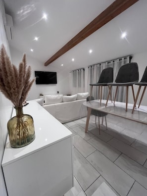 Smart TV, books - House with private pool - garden, parking, 2 bedrooms (Chasse-sur-Rhône)