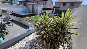 Ein Poolbereich auf dem Dach mit einem kleinen Pool, einem Spielbereich für Kinder und einer großen Agavepflanze.