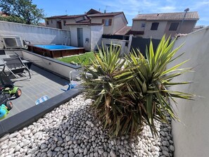 Outdoor spa tub - House with private pool - garden, parking, 2 bedrooms (Chasse-sur-Rhône)