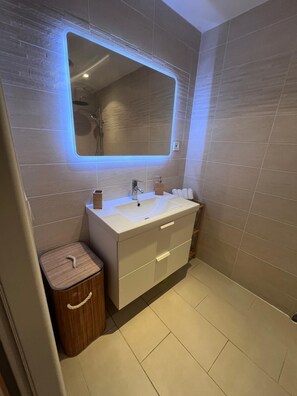 Shower, hair dryer, towels, soap - House with private pool - garden, parking, 2 bedrooms (Chasse-sur-Rhône)