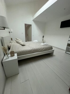 2 bedrooms, iron/ironing board, free WiFi, bed sheets - House with private pool - garden, parking, 2 bedrooms (Chasse-sur-Rhône)