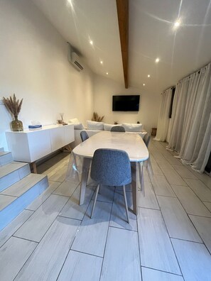 Dining - House with private pool - garden, parking, 2 bedrooms (Chasse-sur-Rhône)