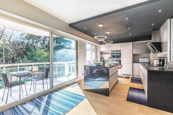 Réfrigérateur, micro-ondes, four, lave-vaisselle