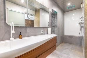 Sèche-cheveux, serviettes fournies