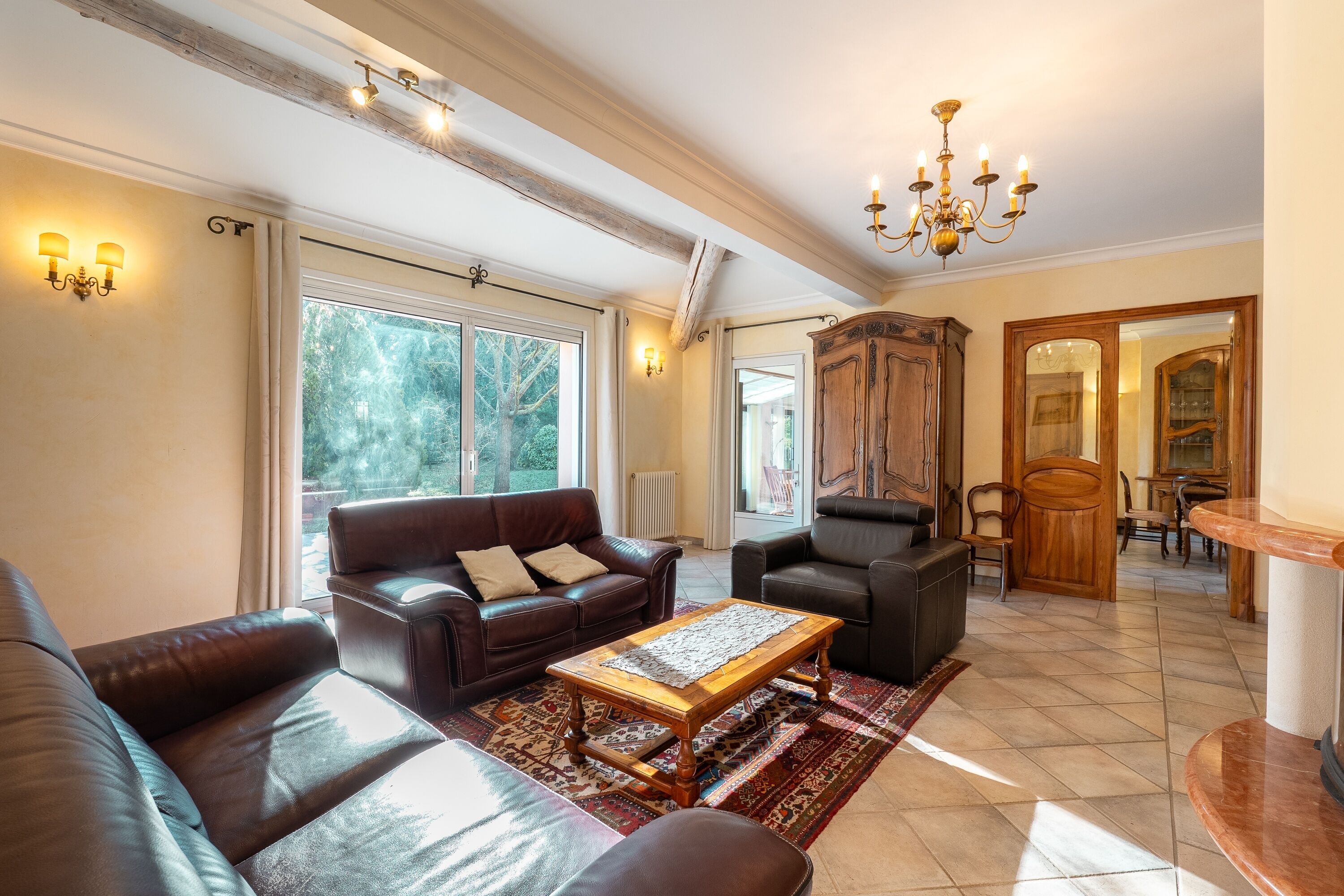 Televisión, chimenea, reproductor de DVD y estéreo 