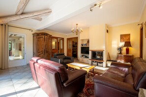 TV, fireplace, DVD player, stereo - Maison provençale de Cabriès - 20min de Marseille (Cabriès)