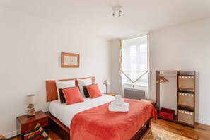 A neatly arranged bedroom with a bed, bedside table, lamp, and a wardrobe. - Au Fil de L'eau - 300 m de la plage (Pléneuf-Val-André)