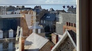 En kystby med en blanding af boliger, heriblandt huse med saddeltage og en markant bygning med skrå tag.