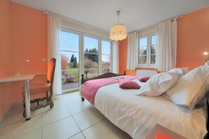 4 slaapkamers, een strijkplank/strijkijzer, gratis wifi, beddengoed