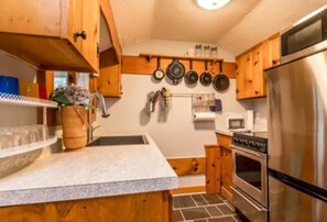 Fridge, microwave, oven, stovetop - Cozy 1 bedroom cottage in beautiful Orleans with AC. A perfect spot to get away. (Orleans)