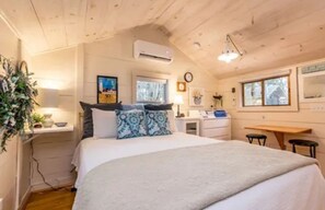 1 bedroom, free WiFi - Cozy 1 bedroom cottage in beautiful Orleans with AC. A perfect spot to get away. (Orleans)